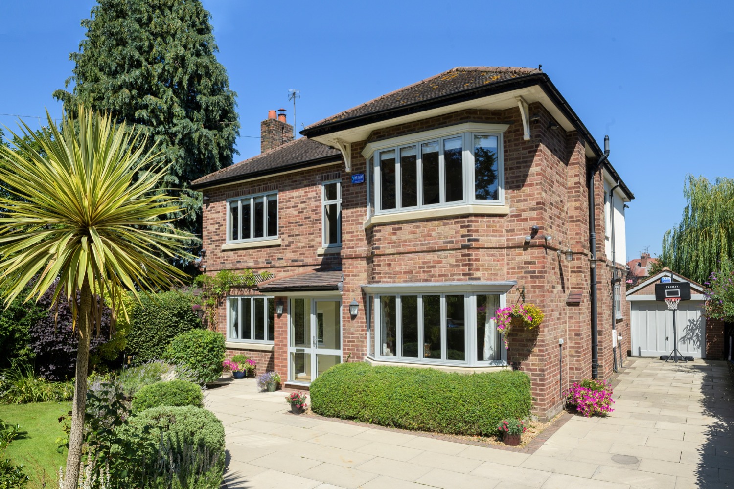 Aluminium Bay Windows: Maximising Light and Space with Modern Frames